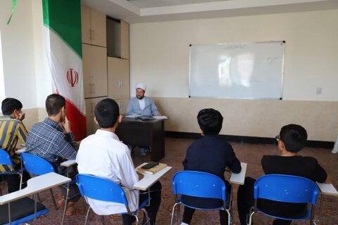 تصاویر/برگزاری کلاس و حلقه های معرفتی در مدرسه خاتم الانبیاء(ص) سنندج