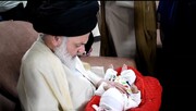 فیلم/ اذان گفتن آیت الله حسینی بوشهری در گوش نوزاد تازه متولد شده آبپخشی
