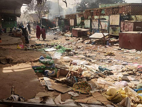 مجزرة توقع عشرات الضحايا بينهم أطفال خلال قصف سوق أم درمان السودانية