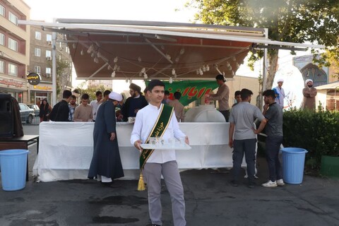 تصاویر/ برگزاری ایستگاه صلواتی توسط طلاب ارومیه در عید مباهله