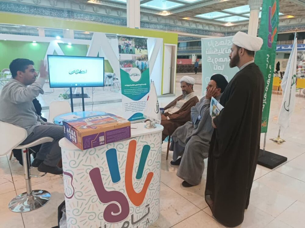 بازدید مسئولان حوزه علمیه همدان از نمایشگاه «الف تا»