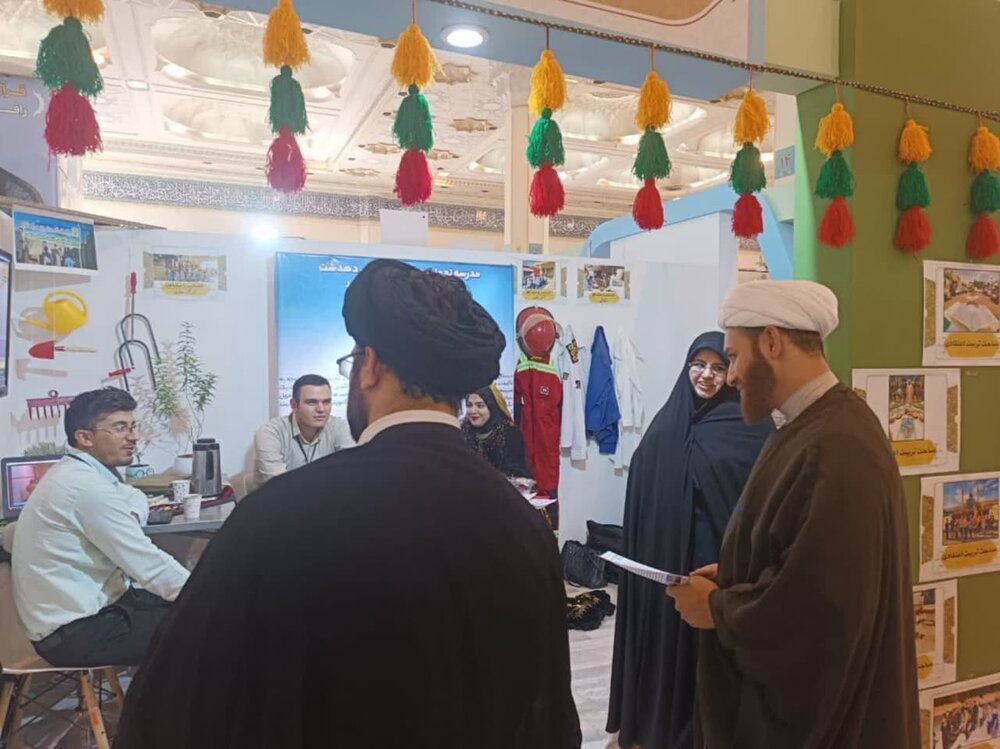 بازدید مسئولان حوزه علمیه همدان از نمایشگاه «الف تا»