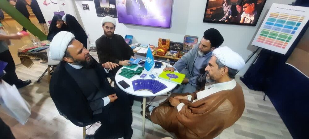 بازدید مسئولان حوزه علمیه همدان از نمایشگاه «الف تا»