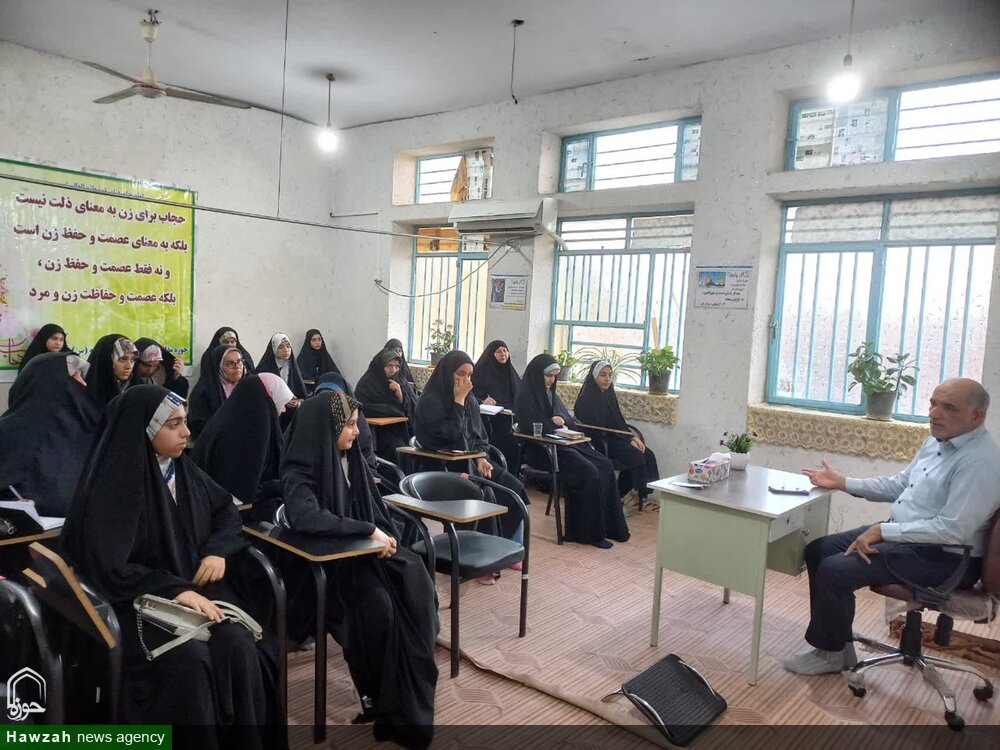 برگزاری نمایشگاه عفاف و حجاب در مدرسه علمیه نجمه خاتون صفی آباد