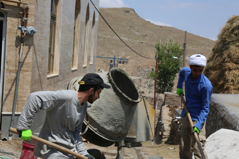 تصاویر / گروه جهادی طلاب استان آذربایجان شرقی در روستای سقای شهرستان ورزقان