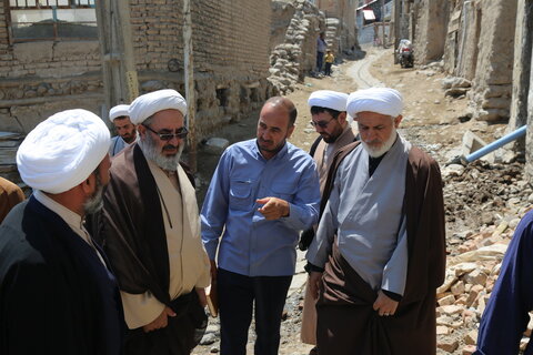 تصاویر / بازدید مسئولان حوزوی از فعالیت های گروه جهادی طلاب استان آذربایجان شرقی در روستای سقای شهرستان ورزقان