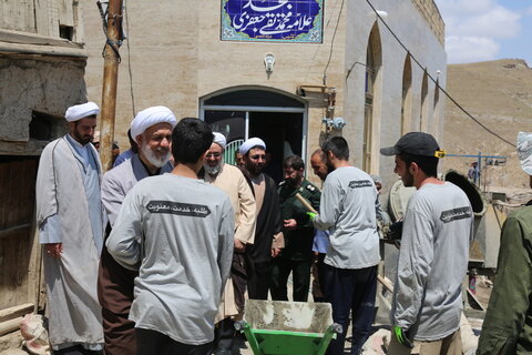 تصاویر / بازدید مسئولان حوزوی از فعالیت های گروه جهادی طلاب استان آذربایجان شرقی در روستای سقای شهرستان ورزقان