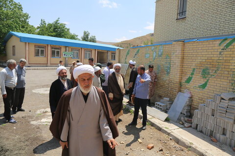 تصاویر / بازدید مسئولان حوزوی از فعالیت های گروه جهادی طلاب استان آذربایجان شرقی در روستای سقای شهرستان ورزقان