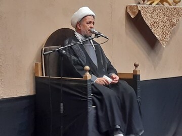 برخی هیئت‌ها جای منبر را به دکور، دوربین و رقص نور داده اند / مجلس امام حسین(ع) جای رقابت و خودنمایی نیست