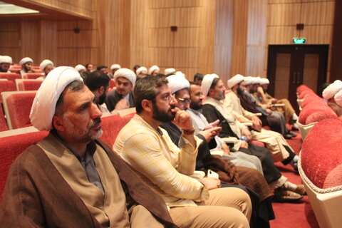 تصاویر / نشست تخصصی مبلغین با حضور مدیر حوزه علمیه استان قزوین