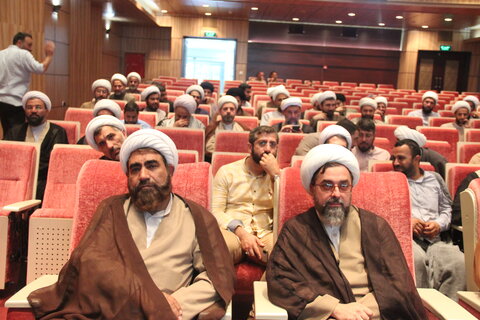 تصاویر / نشست تخصصی مبلغین با حضور مدیر حوزه علمیه استان قزوین