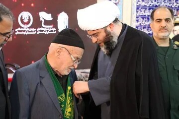 اعطای نشان حبیب به پیر غلام حسینی در لرستان