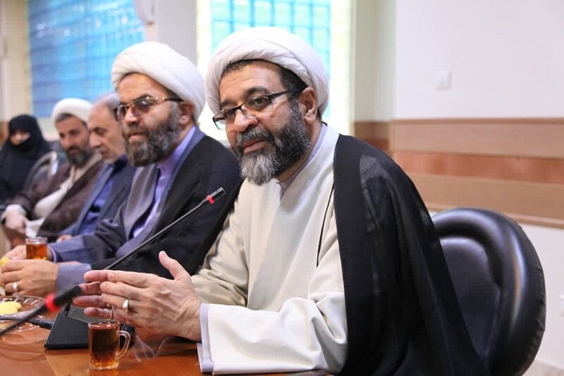 مسئولان سخنان جوانان را بشنوند / بانوان طلبه اجتماع را به سوی معنویت سوق می دهند