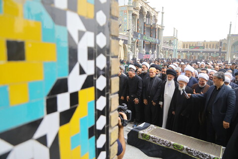 تصاویر / مراسم تشییع پیکر همسر آیت الله اراکی