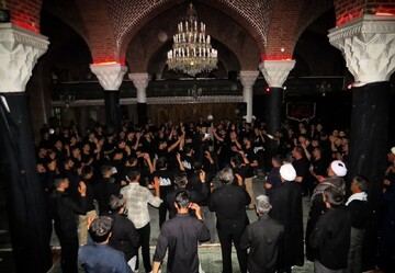 تصاویر/ مراسم چهارمین شب از عزاداری محرم در مدرسه علمیه امام خمینی (ره) خوی