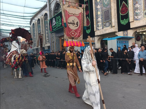 حرکت کاروان نمادین حسینی در شهر کربلا