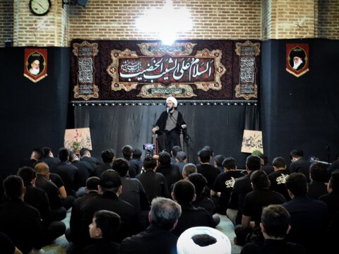 تصاویر/ مراسم چهارمین شب از عزاداری محرم در مدرسه علمیه امام خمینی (ره) خوی
