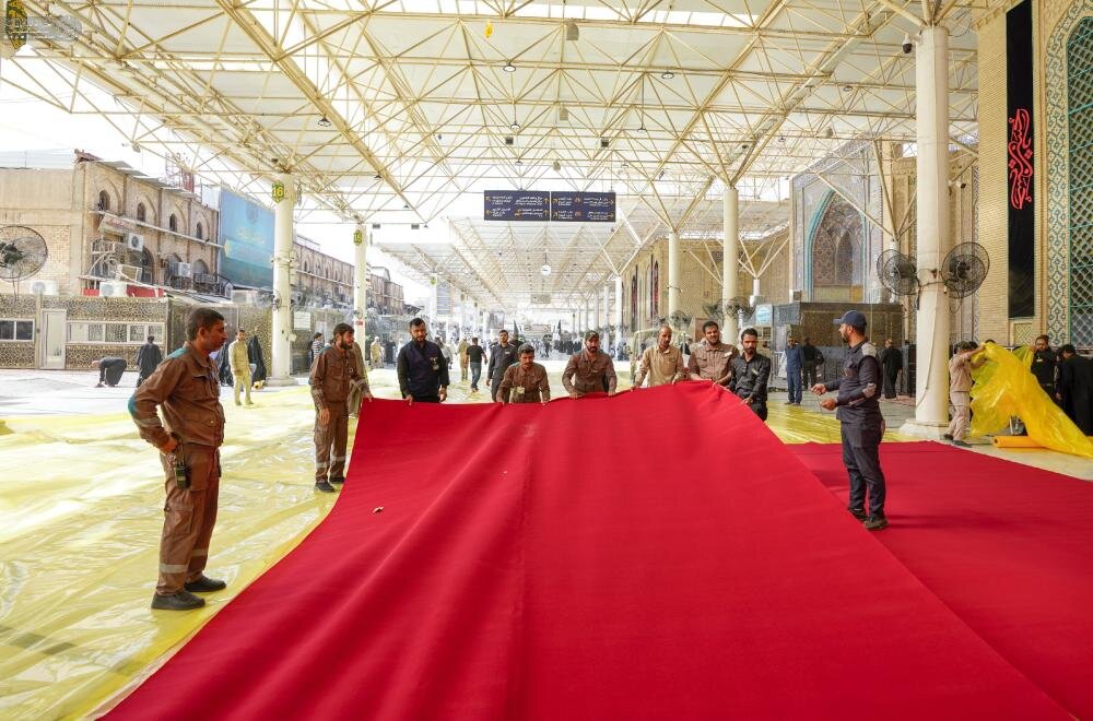 فرش المحيط الخارجي للصحن الحيدري الشريف بالسِّجَّاد الأحمر + الصور فرش المحيط الخارجي للصحن الحيدري الشريف بالسِّجَّاد الأحمر + الصور