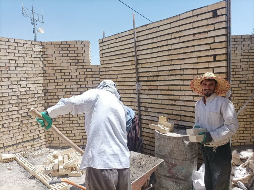 تصاویر/ مشارکت گروه جهادی «من القلوب» مدرسه علمیه امام صادق (ع) بیجار در ساخت مسجد روستای «آل کبود»