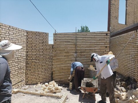 تصاویر/ مشارکت گروه جهادی «من القلوب» مدرسه علمیه امام صادق (ع) بیجار در ساخت مسجد روستای «آل کبود»
