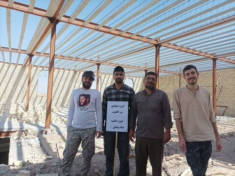 تصاویر/ مشارکت گروه جهادی «من القلوب» مدرسه علمیه امام صادق (ع) بیجار در ساخت مسجد روستای «آل کبود»