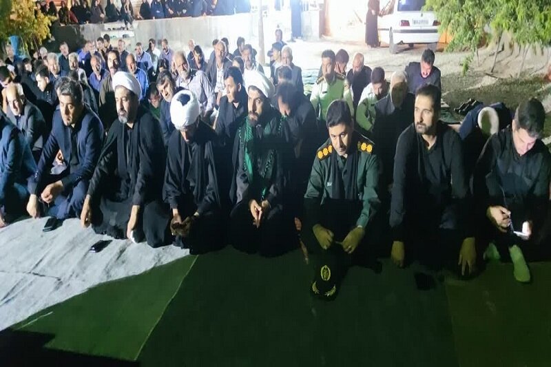 حضور امام جمعه گیلانغرب در منزل شهید مدافع امنیت