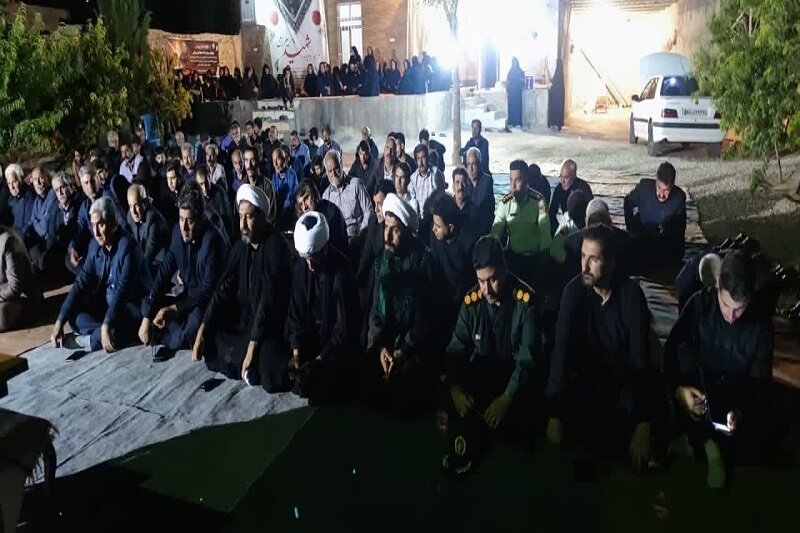 حضور امام جمعه گیلانغرب در منزل شهید مدافع امنیت