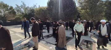 تصاویر/ غبارروبی گلزار شهدای دورود با حضور نماینده ولی فقیه در لرستان