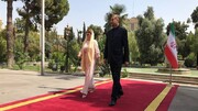 लीबिया की विदेशमंत्री श्रीमती नजला अलमन्क़ूश तेहरान पहुंचीं और ईरान के विदेशमंत्री ने उनका स्वागत किया