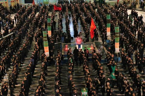 تصاویر/ عزاداری شب هشتم هییات مذهبی آران و بیدگل  در آستان مقدس هلال بن علی (ع)