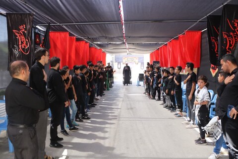 تصاویر/ گردهمایی نوجوانان مسجدی به مناسبت عزای حسینی و محکومیت هتک حرمت به قرآن کریم