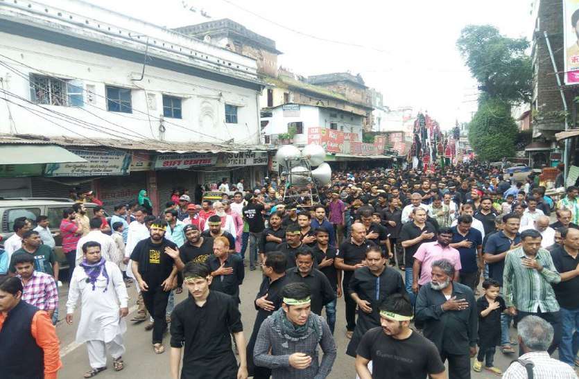 सात मुहर्रम का क़दीमी व तारीखी जलूस अपनी रिवायती अंदाज़ में निकला