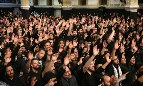 تصاویر/ مراسم عزاداری شب تاسوعای حسینی علیه‌السلام با حضور رهبر انقلاب