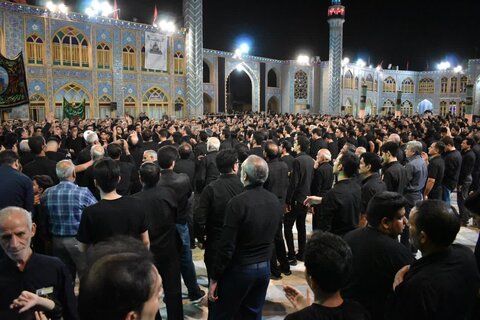 تصاویر/ عزاداری شب نهم محرم در حرم حضرت محمد هلال بن علی (ع) آران و بیدگل