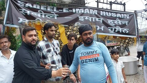پٹیالہ میں امام حسینؑ کی یاد میں راہگیروں کو شربت پلایا گیا