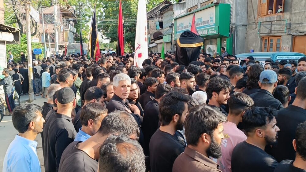 انجمنِ شرعی شیعیان کشمیر کے تحت اندرون کاٹھی دروازہ میں جلوس برآمد