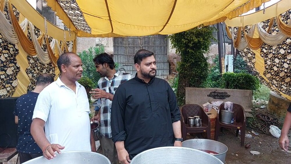 پٹیالہ میں امام حسینؑ کی یاد میں راہگیروں کو شربت پلایا گیا