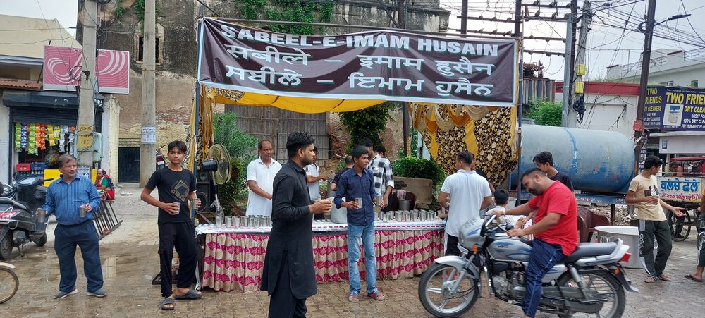پٹیالہ میں امام حسینؑ کی یاد میں راہگیروں کو شربت پلایا گیا