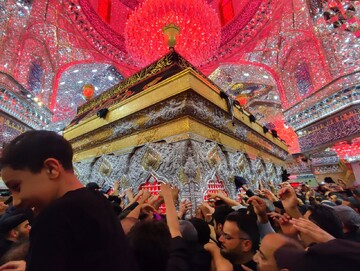 تصاویر/ حال و هوای حرم امام حسین(ع) در شب عاشورا