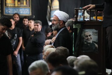 تصاویر/ حضور نماینده ولی فقیه در سمنان در بین عزاداران عاشورای حسینی در تکیه کوشمغان سمنان