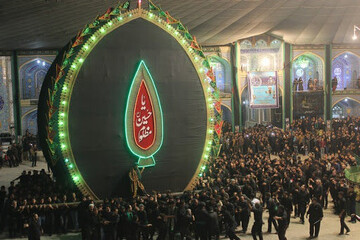 فیلم| نخل‌برداری ظهر عاشورا در حسینیه کوچه بیوک یزد