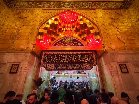 تصاویر/ حال و هوای حرم امام حسین در شب عاشورا ۱۴۰۲