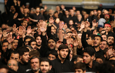 تصاویر/ مراسم عزادای شب عاشورا با حضور رهبر معظم انقلاب
