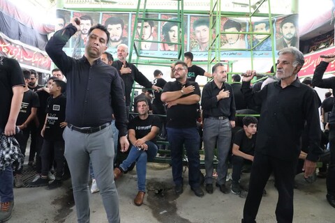 تصاویر/ حضور نماینده ولی فقیه در سمنان در بین عزاداران عاشورای حسینی در تکیه کوشمغان سمنان