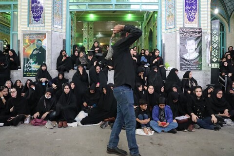 تصاویر/ حضور نماینده ولی فقیه در سمنان در بین عزاداران عاشورای حسینی در تکیه کوشمغان سمنان