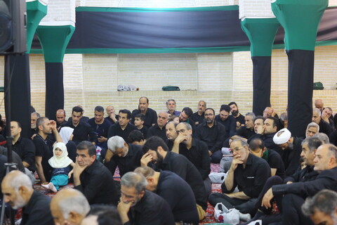 تصاویر / اقامه نماز ظهر عاشورا و عزاداری سالار شهیدان در مسجد آقا