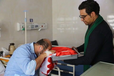 تصاویر/ پرچم متبرک امام حسین (ع) بر بالین بیماران قمی