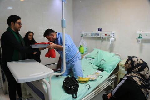 تصاویر/ پرچم متبرک امام حسین (ع) بر بالین بیماران قمی