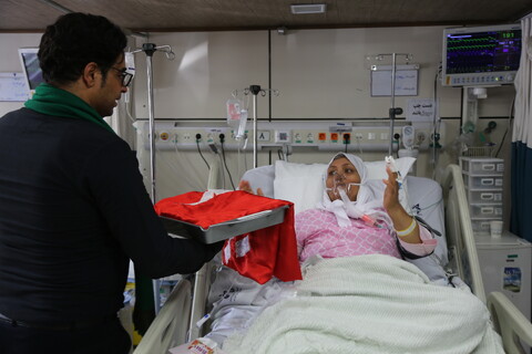 تصاویر/ پرچم متبرک امام حسین (ع) بر بالین بیماران قمی