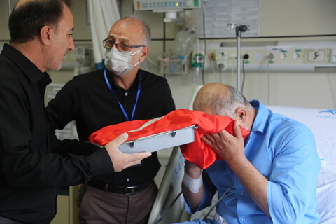 تصاویر/ پرچم متبرک امام حسین (ع) بر بالین بیماران قمی